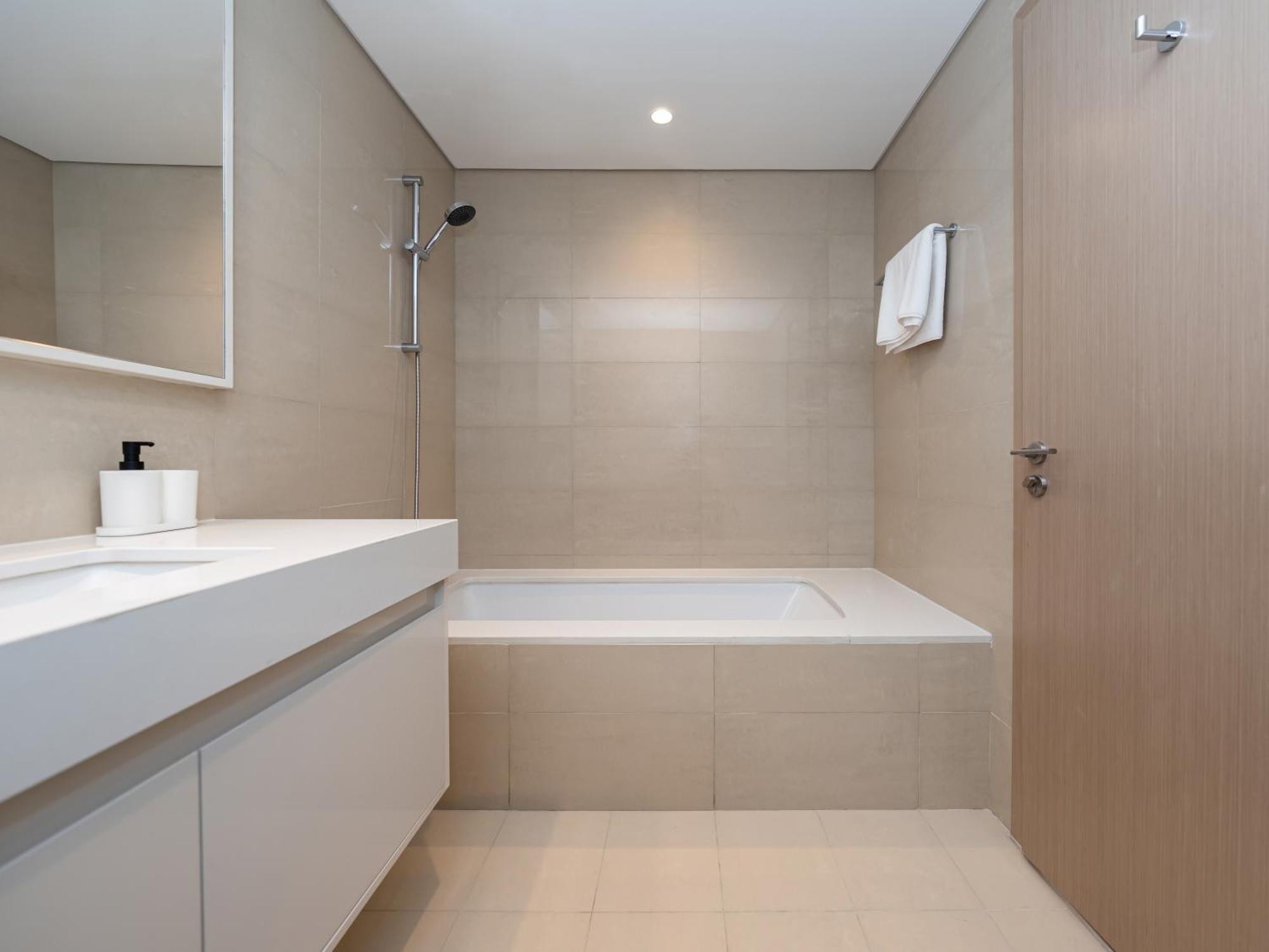 Luxurious 2br In Downtown Pool And Gym Access Dubai