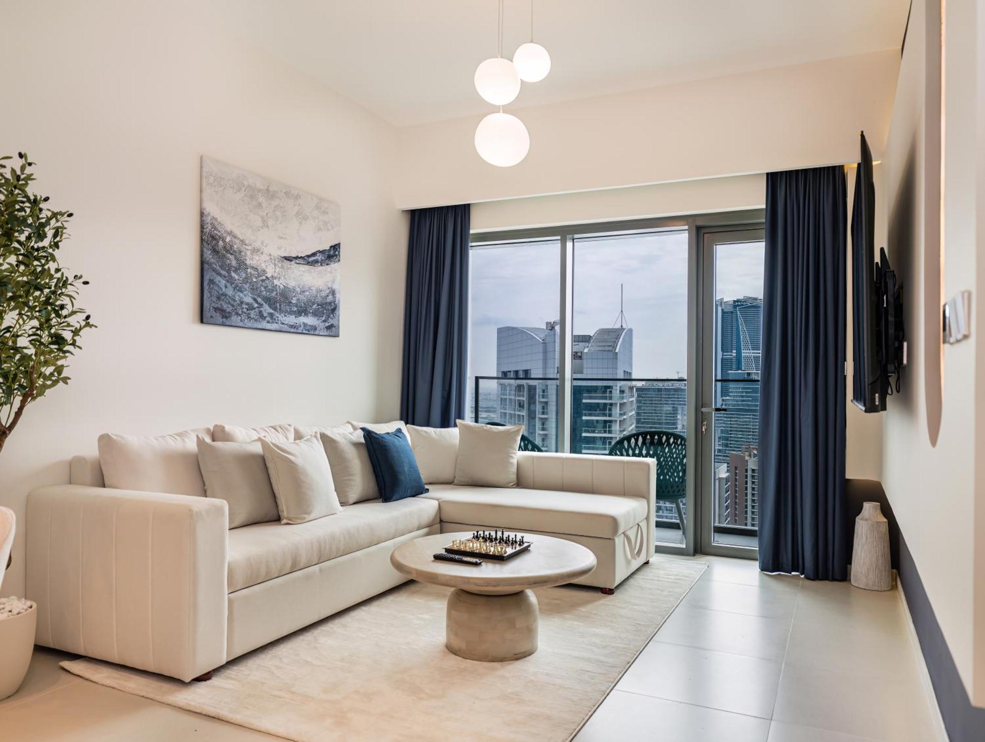 Luxurious 2br In Downtown Pool And Gym Access Dubai
