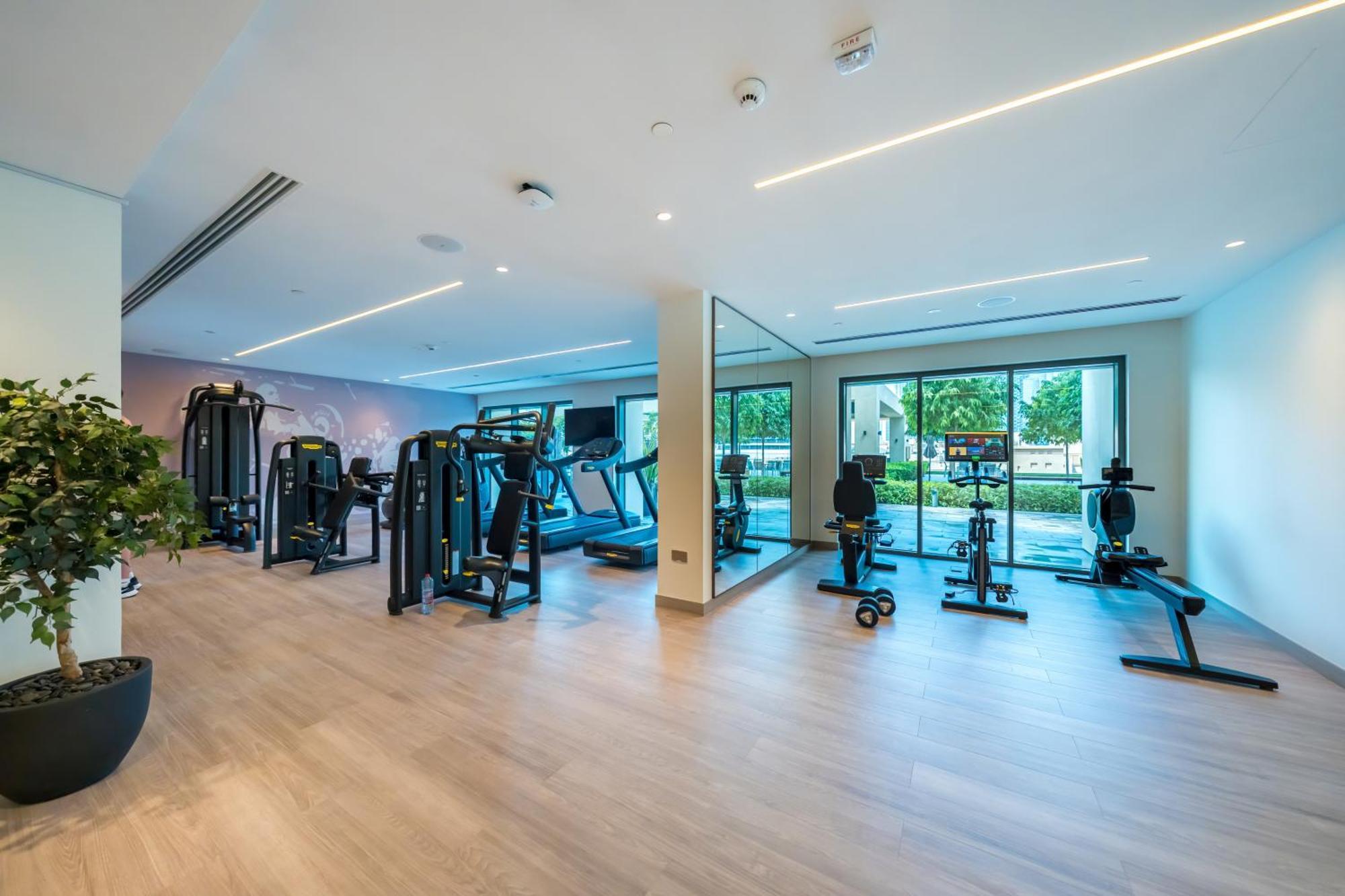 Luxurious 2br In Downtown Pool And Gym Access