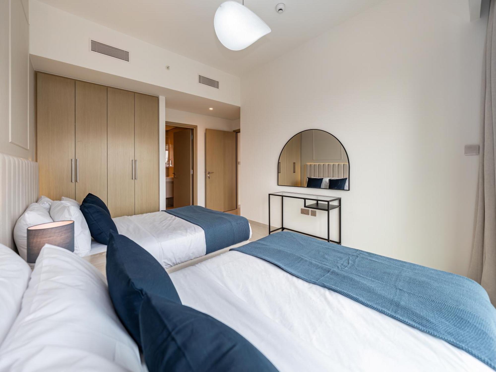 Luxurious 2br In Downtown Pool And Gym Access Apartment Dubai