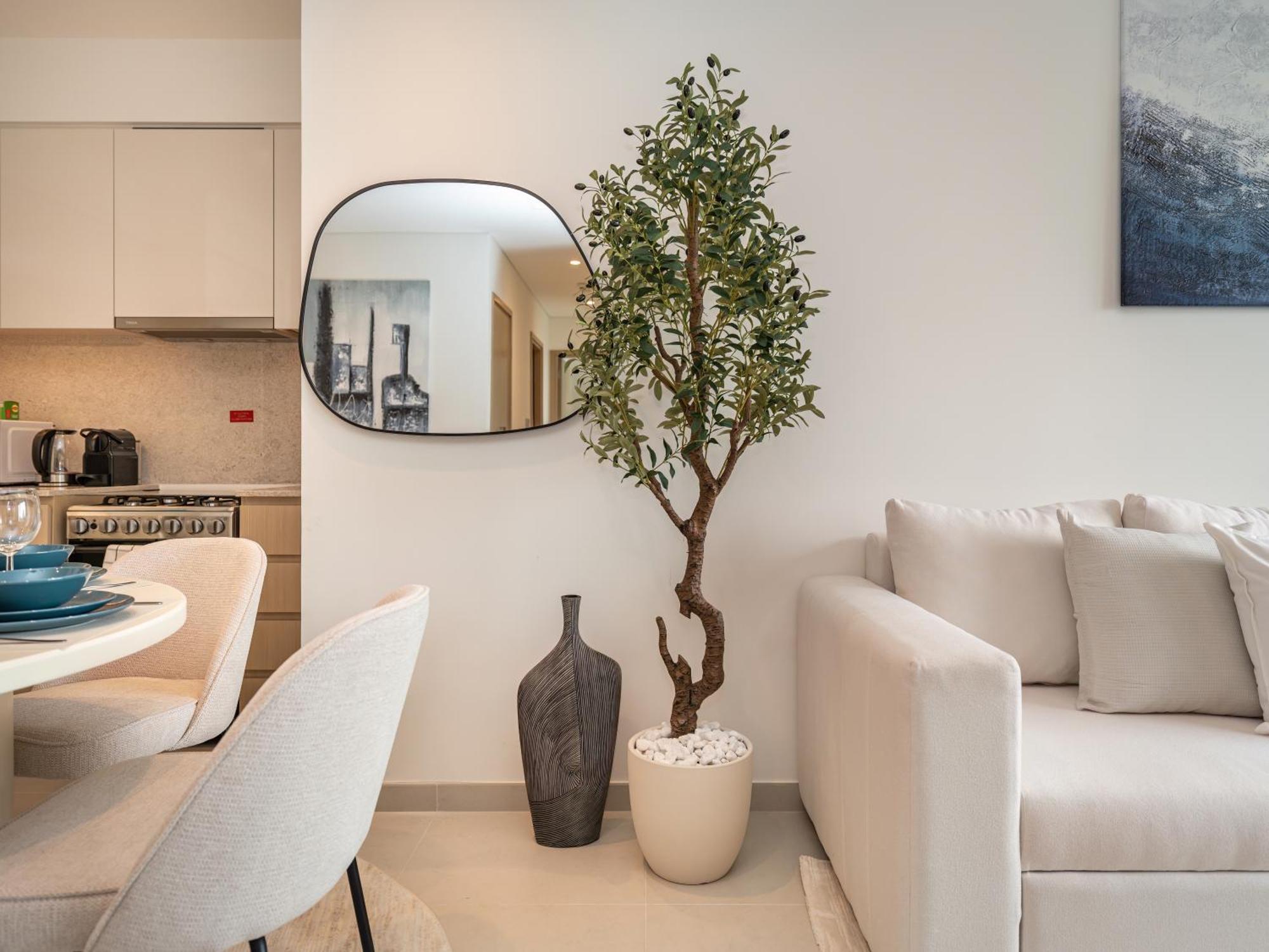 Luxurious 2br In Downtown Pool And Gym Access Апартаменты Дубай